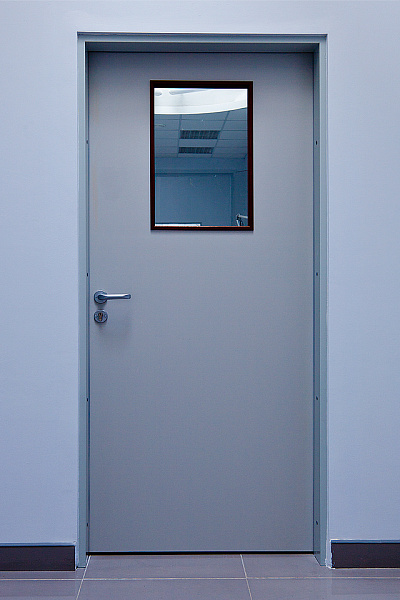 Противопожарная однопольная дверь с окошком EIS-30